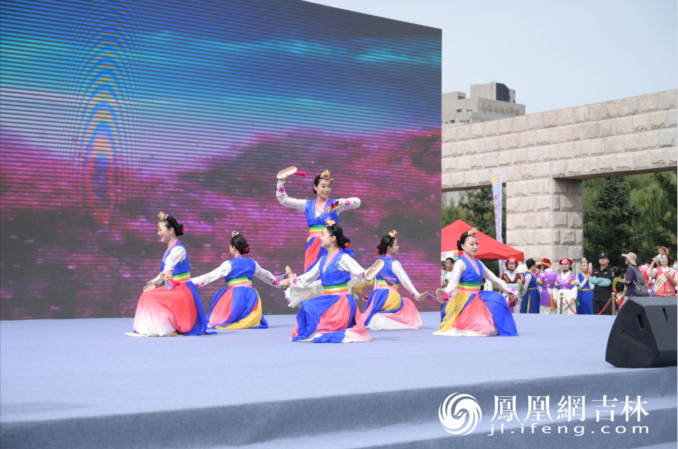 活动现场朝鲜族民族特色文艺演出。凤凰网吉林 刘博义/摄