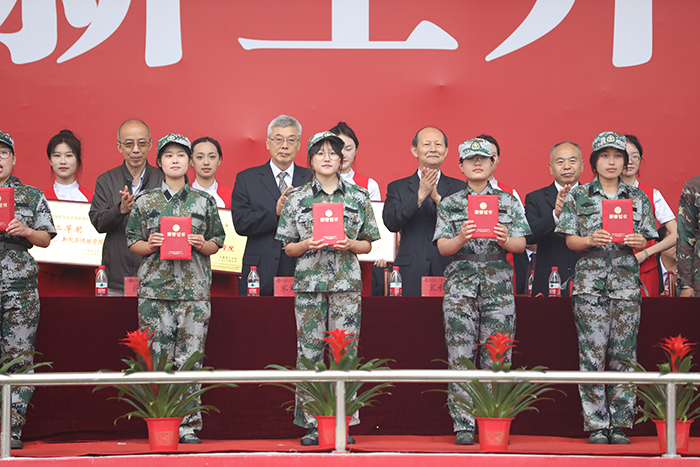 军政训练获奖单位和个人领奖