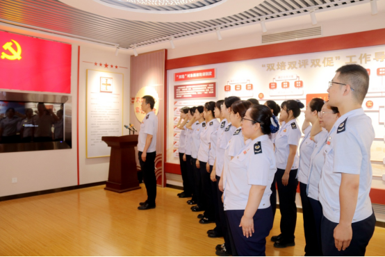 第一税务分局党员干部重温入党誓词