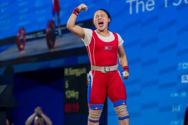 2023年9月30日，杭州第19屆亞運會舉重女子49公斤級A組舉行。朝鮮隊選手RI Songgum在比賽中。