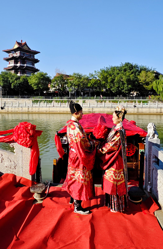 乘船迎亲。张海军 摄