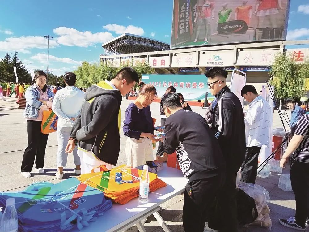便民活动推广，吸引了众多市民的注意力。