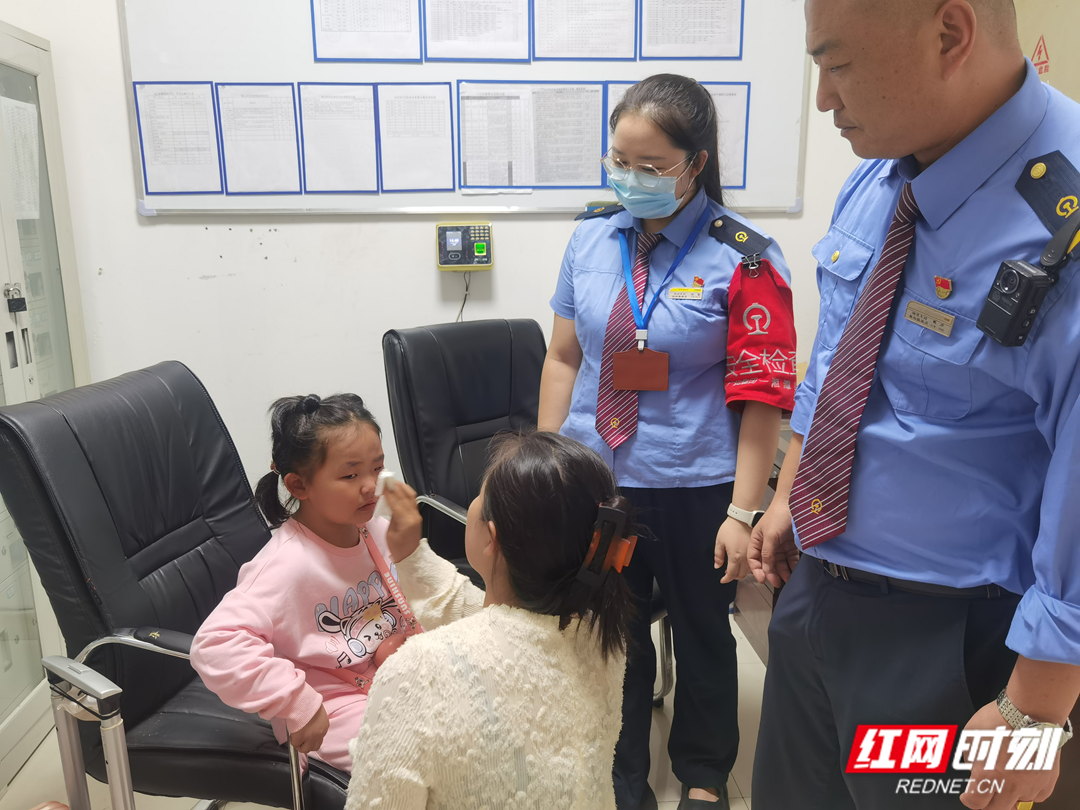 小女孩与家人团聚。