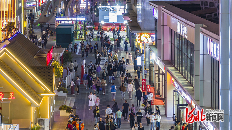 9月28日晚，石家庄湾里庙步行街上游人络绎不绝。河北日报记者 田 明摄