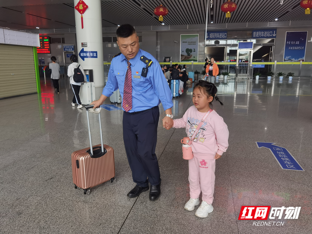 一名6岁小女孩在湘潭火车站检票口与家人走失。