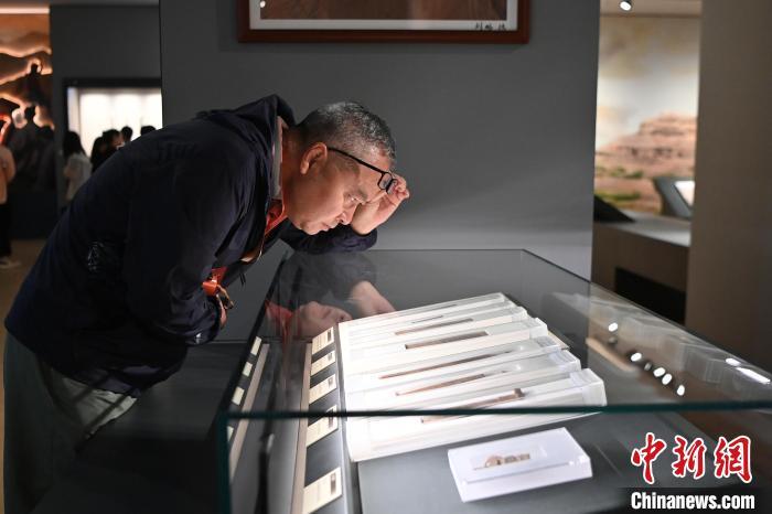 图为9月7日，甘肃简牍博物馆开馆仪式在兰州举行，观众参观展出的简牍。中新社记者　九美旦增　摄