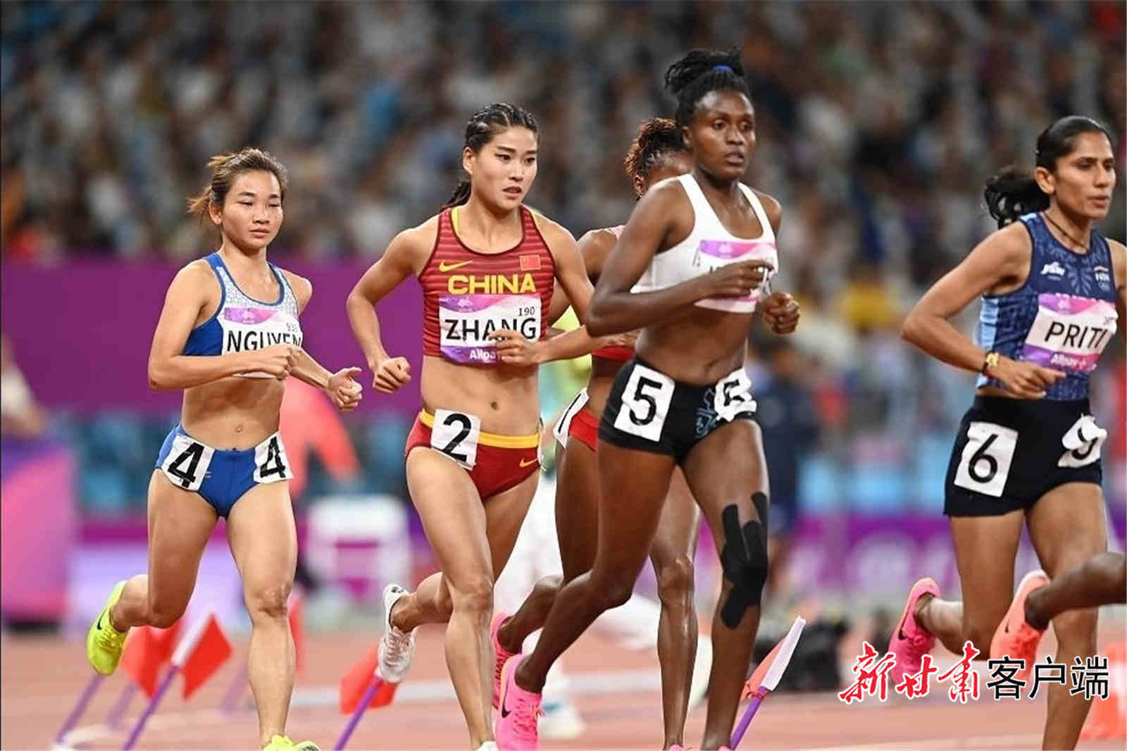 张新艳（左二）在比赛中　新甘肃&middot;奔流新闻记者　卢伟山　摄