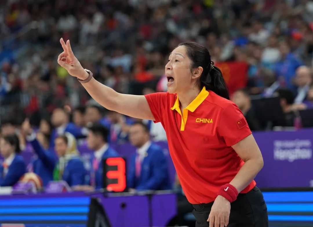 10月5日，中国队主教练郑薇在场边指挥。新华社记者孟永民 摄