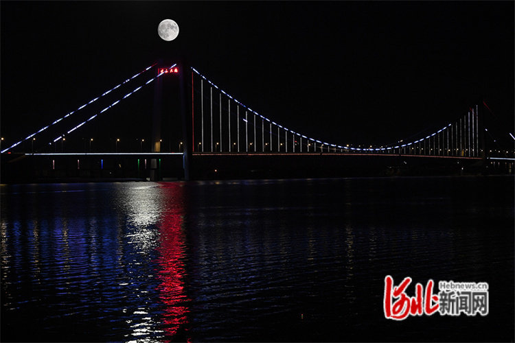 图为官厅水库公路大桥夜景。