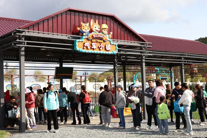 “双节”假期，马鞍山田园综合体氿遇欢乐谷主题乐园迎来客流高峰。