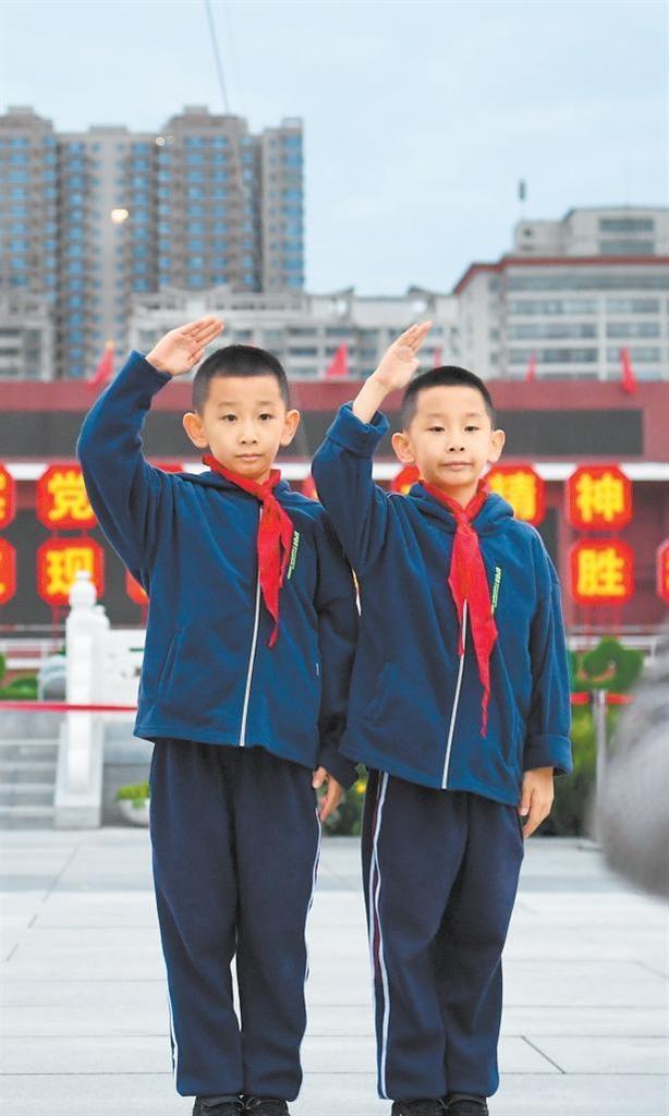 10月1日，兰州市小学生在东方红广场合影留念。新甘肃&middot;甘肃日报记者　丁凯