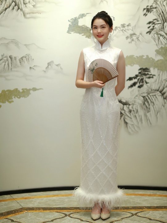 演员吴甜甜与南京荣萍旗袍携手受聘形象大使弘扬旗袍文化