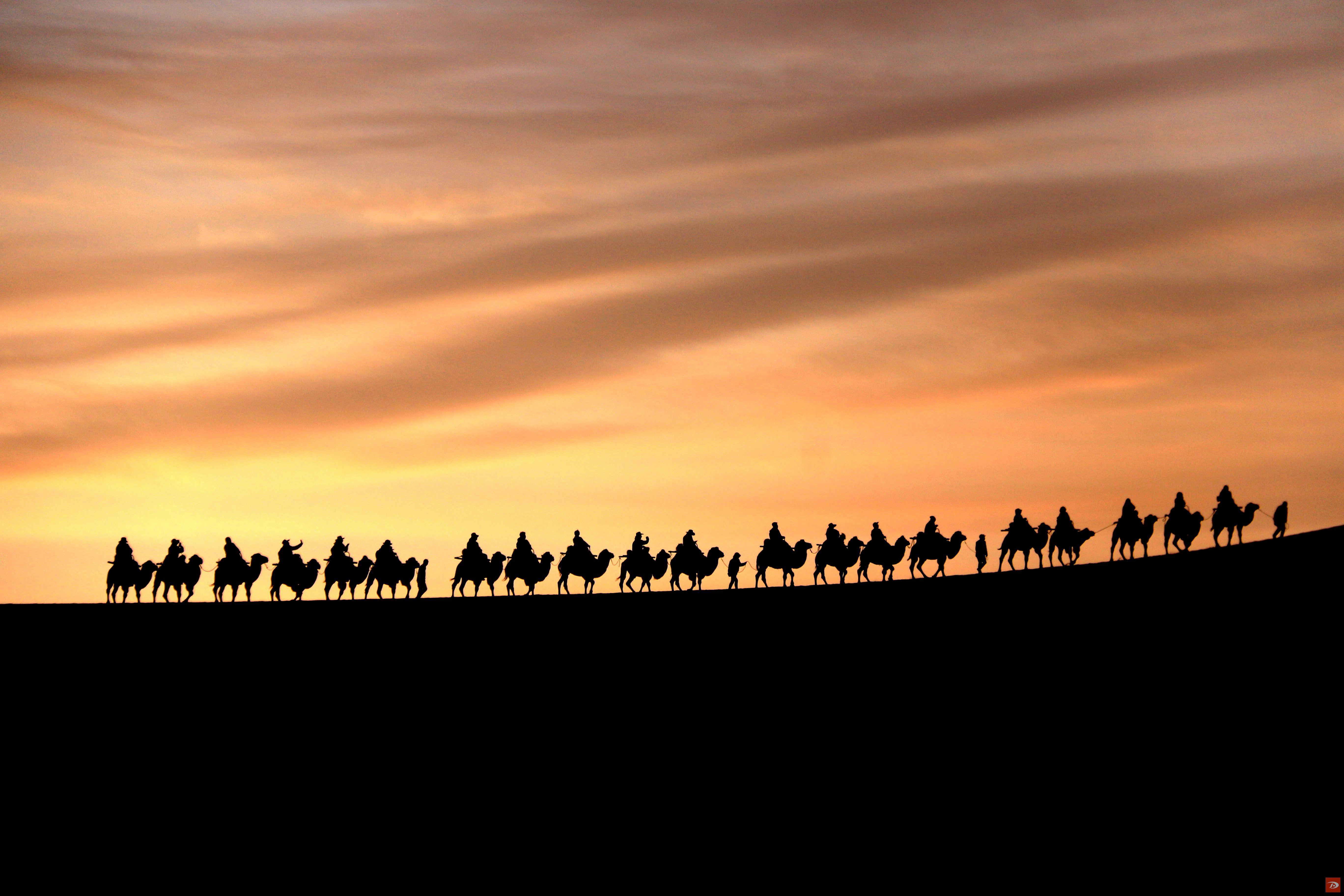 2023年10月1日，游客在甘肃省敦煌市鸣沙山月牙泉景区游览。