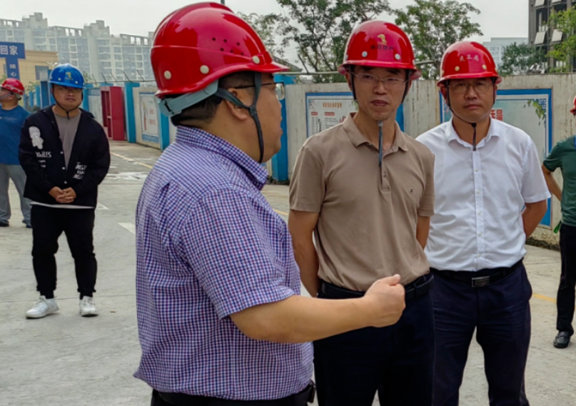 9月27日上午,铜官区副区长朱军带队前往丰收大厦,栖凤名城,一品江山