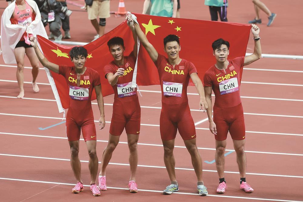 10月3日，由我省选手陈佳鹏和严海滨、谢震业、陈冠锋（从左至右）组成的中国田径男子接力队，在赛后庆祝夺冠。 吉林日报特派记者 刘勃 张政 张宽 摄