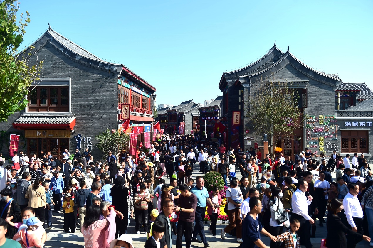 游人如织。庄重 摄