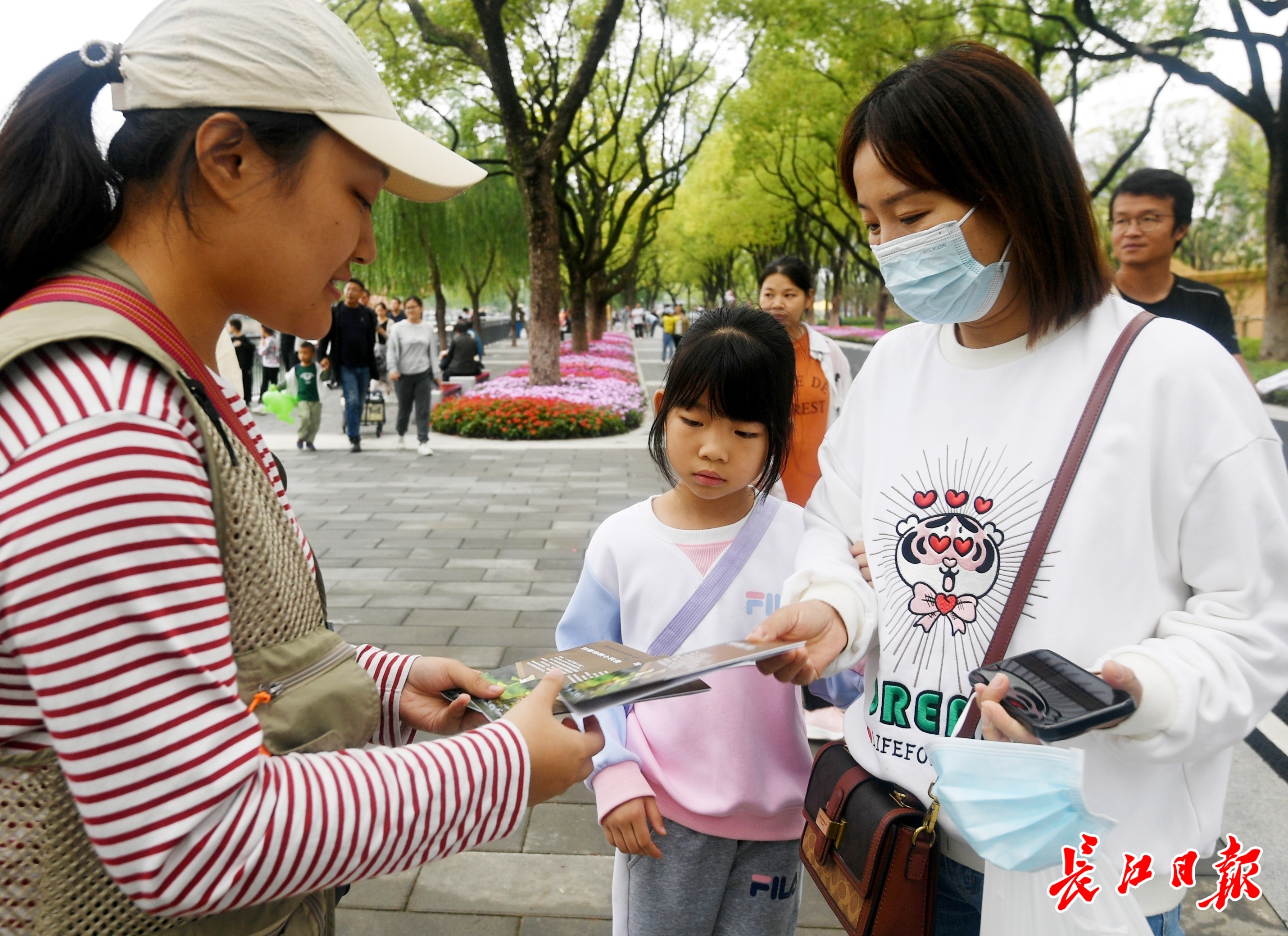 志愿者向游客发放科普资料。记者李子云 摄