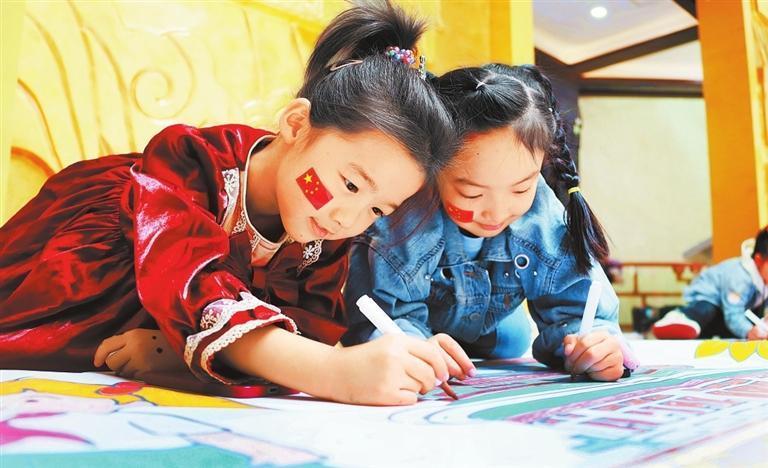 10月1日，张掖市博物馆举办“百米长卷迎国庆&middot;最美童心绘祖国”主题活动。新甘肃&middot;甘肃日报通讯员　赵琳
