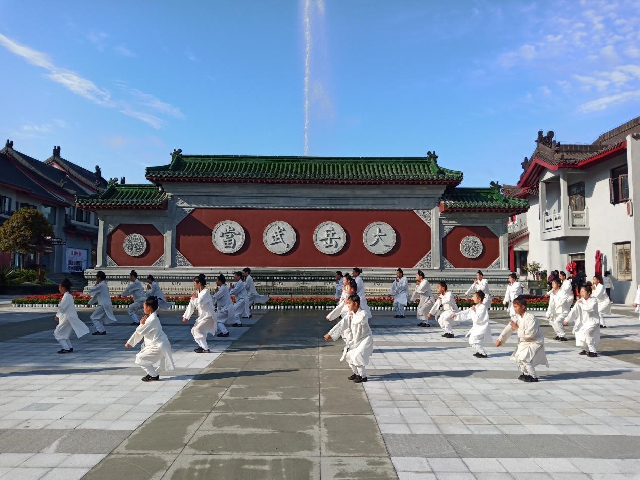 看演出赏美景 武当山假日人气“旺”凤凰网湖北_凤凰网