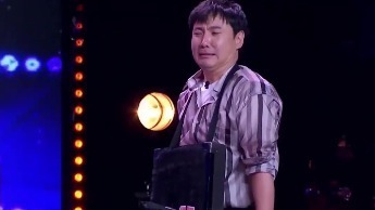 魔术师蒙着眼睛把沈腾当靶子，杨幂看后吓得手抱头