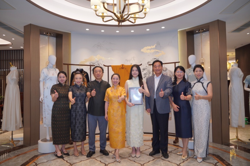 演员吴甜甜与南京荣萍旗袍携手受聘形象大使弘扬旗袍文化