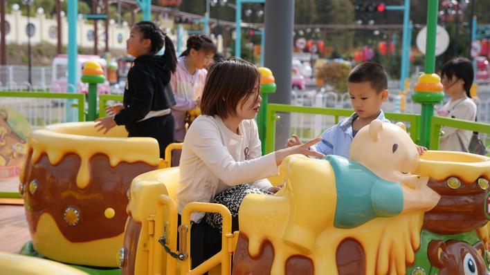 户外亲子主题乐园成为游客假期“撒欢儿”的好去处。 本组摄影 梁闯