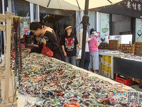 景德镇雕塑瓷厂 游客“进货式”旅游（吴晓燕 供图）