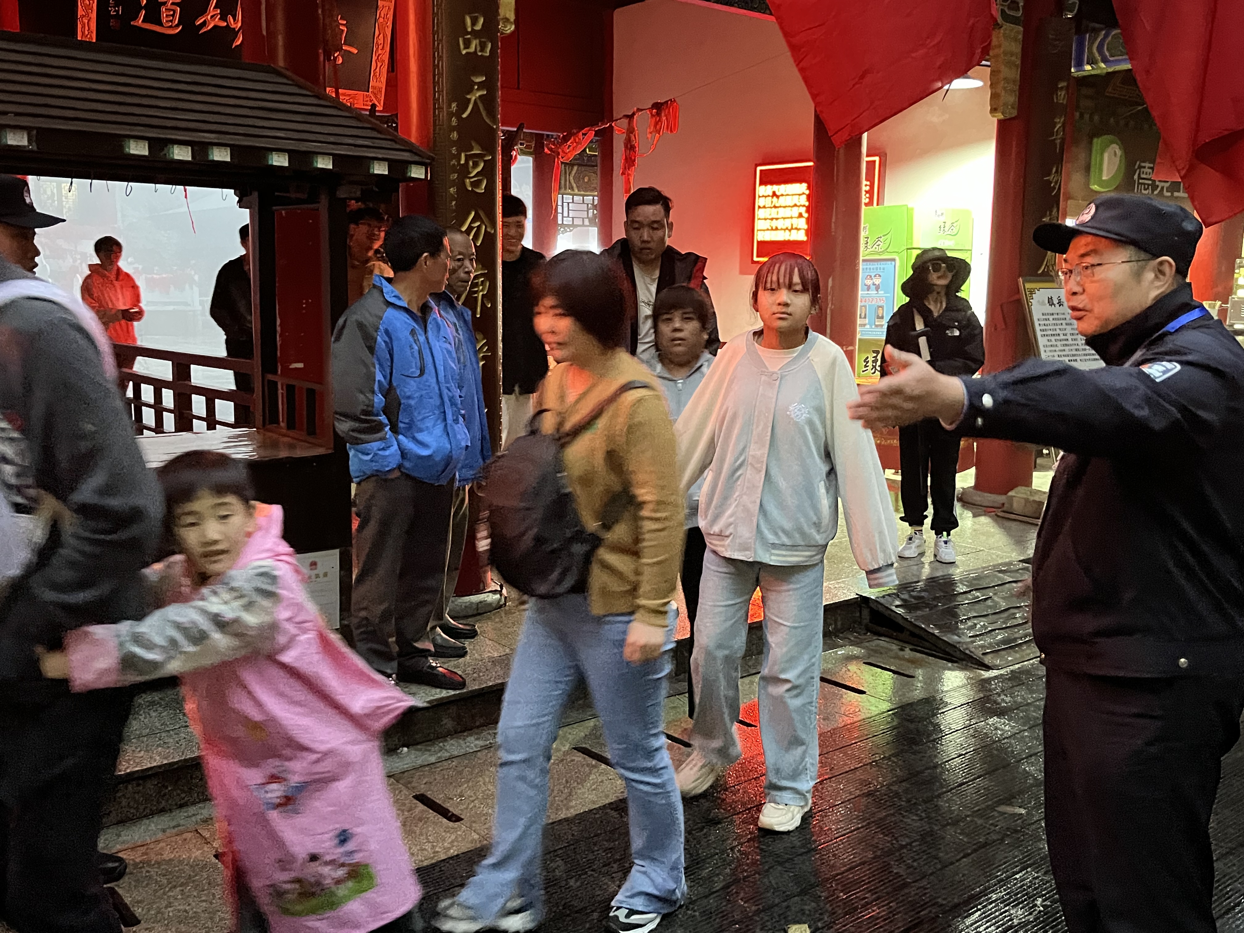 华山景区：民警、武警坚守岗位 全力为游客保驾护航