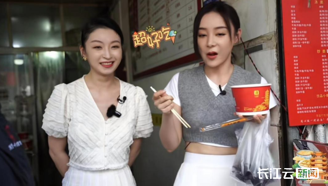 2022年7月，湖北籍演员袁姗姗在山海关路过早