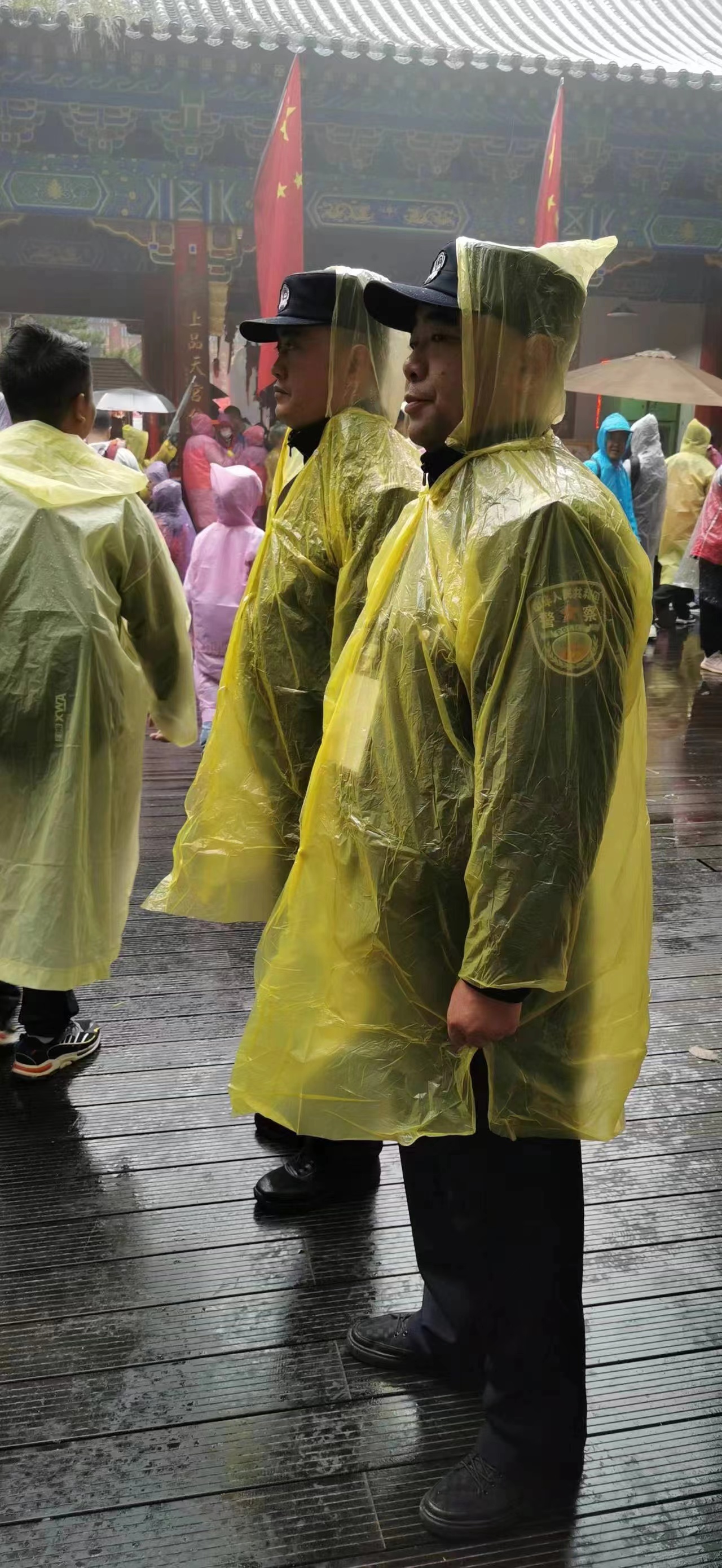 华山景区：民警、武警坚守岗位 全力为游客保驾护航