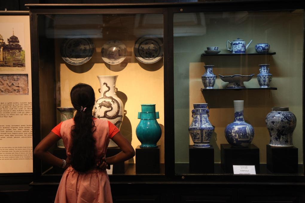 2014年9月15日，在斯里兰卡首都科伦坡，游客参观斯里兰卡国家博物馆展出的当地出土的中国古代瓷器，一些中国外销瓷器上还绘有南亚、伊斯兰风情，与郑和碑共同见证着古代海上丝绸之路和中斯友好交往的源远流长。 新华社记者冯武勇摄