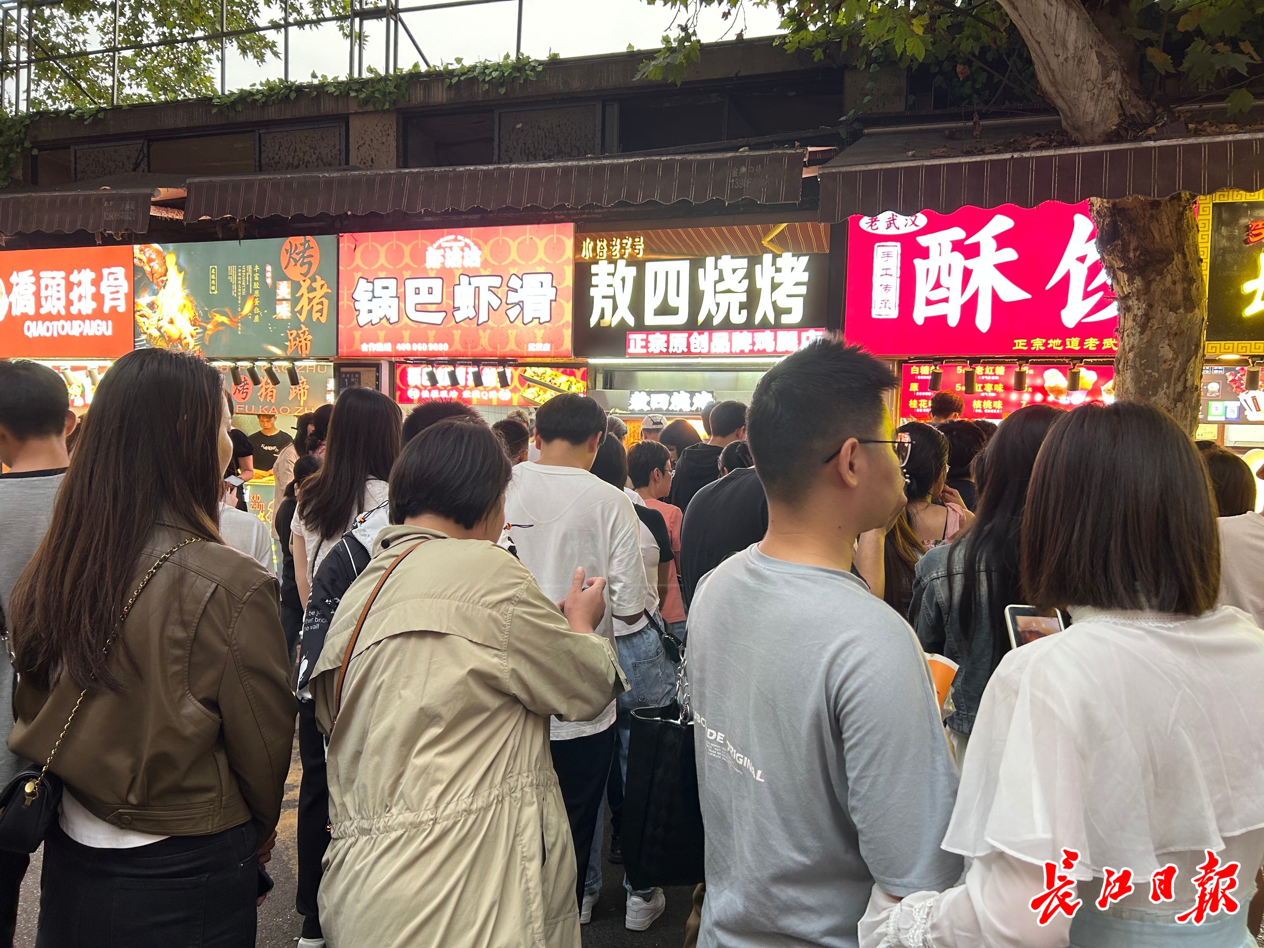多个小吃店前,游客们排起了长长的队伍。见习记者李伊珏 摄