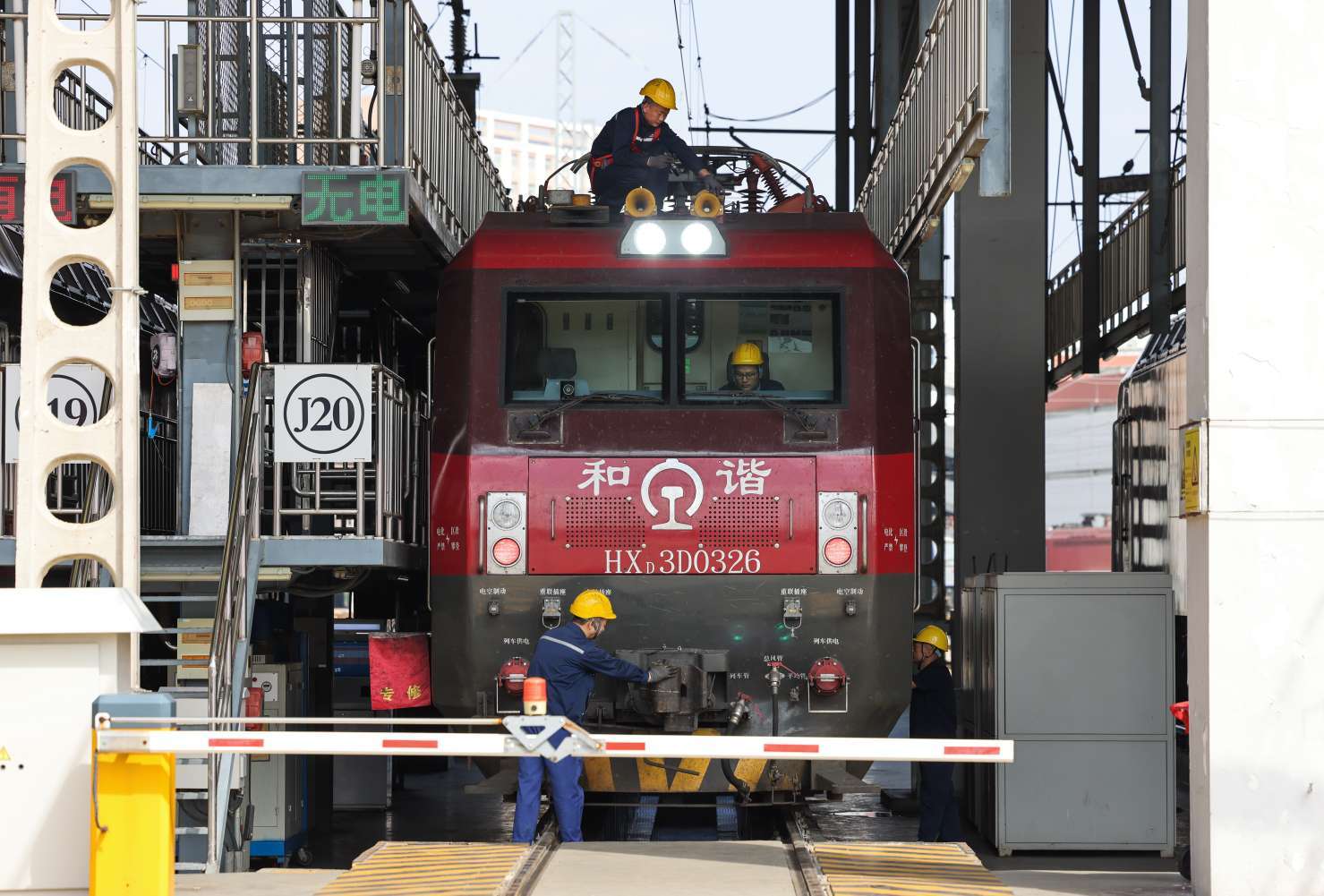 中国铁路西安局集团有限公司大量加开旅客列车,西安机务段作为重要的