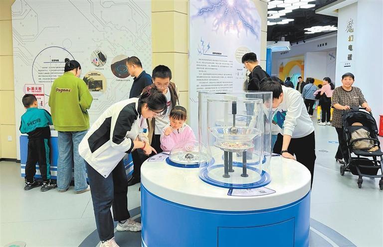 市民在武威科技馆&middot;空间规划馆参观体验，感受科技的魅力。新甘肃&middot;甘肃日报记者　金奉乾