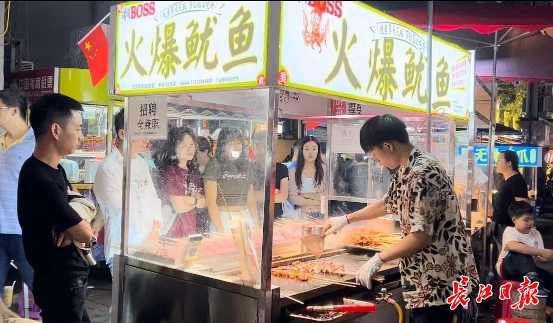 晚间,万松园街道上的摊位依旧人气火热。见习记者李伊珏 摄