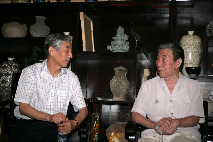 张海与老师王学仲(右)在一起