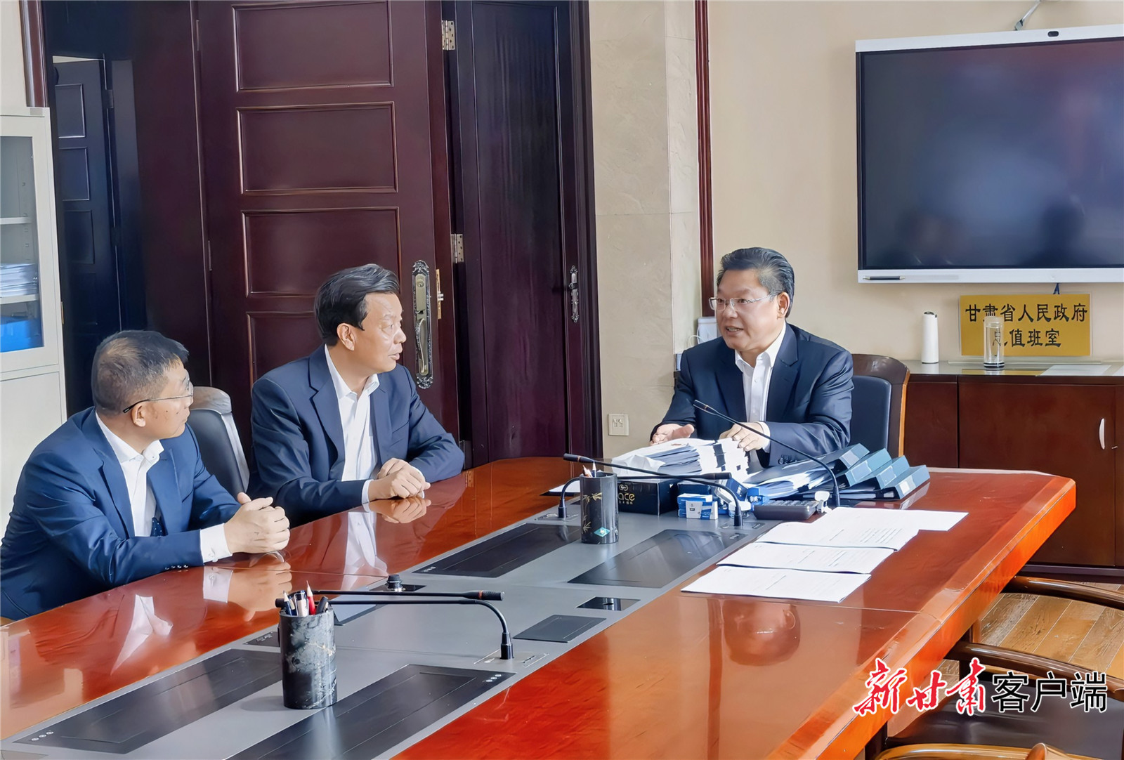 9月30日，省委副书记、省长任振鹤到省政府总值班室检查值班值守工作。