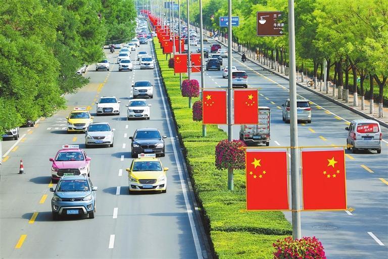 兰州市滨河路上国旗高悬、鲜花盛开，一派喜庆的节日气氛。新甘肃&middot;甘肃日报记者　田蹊