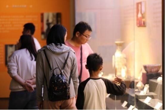 图为游客参观唐皇城墙含光门遗址博物馆。 吴西檬 摄