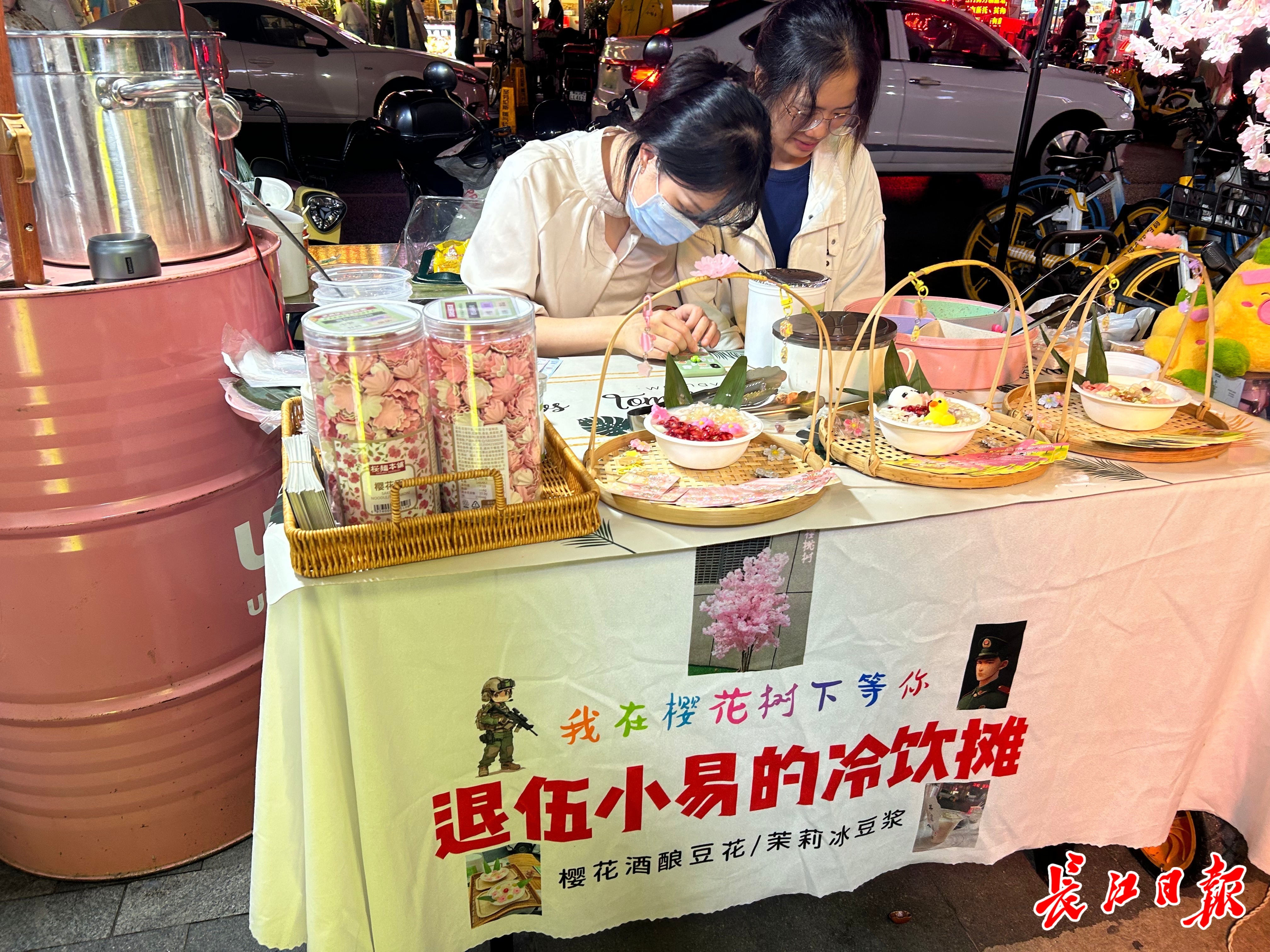 造型精致的创意甜品,吸引人们拍照打卡。见习记者李伊珏 摄