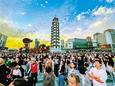 游人如织的二七广场 正观新闻·郑州晚报记者 朱翔宇 通讯员 杨伟 图