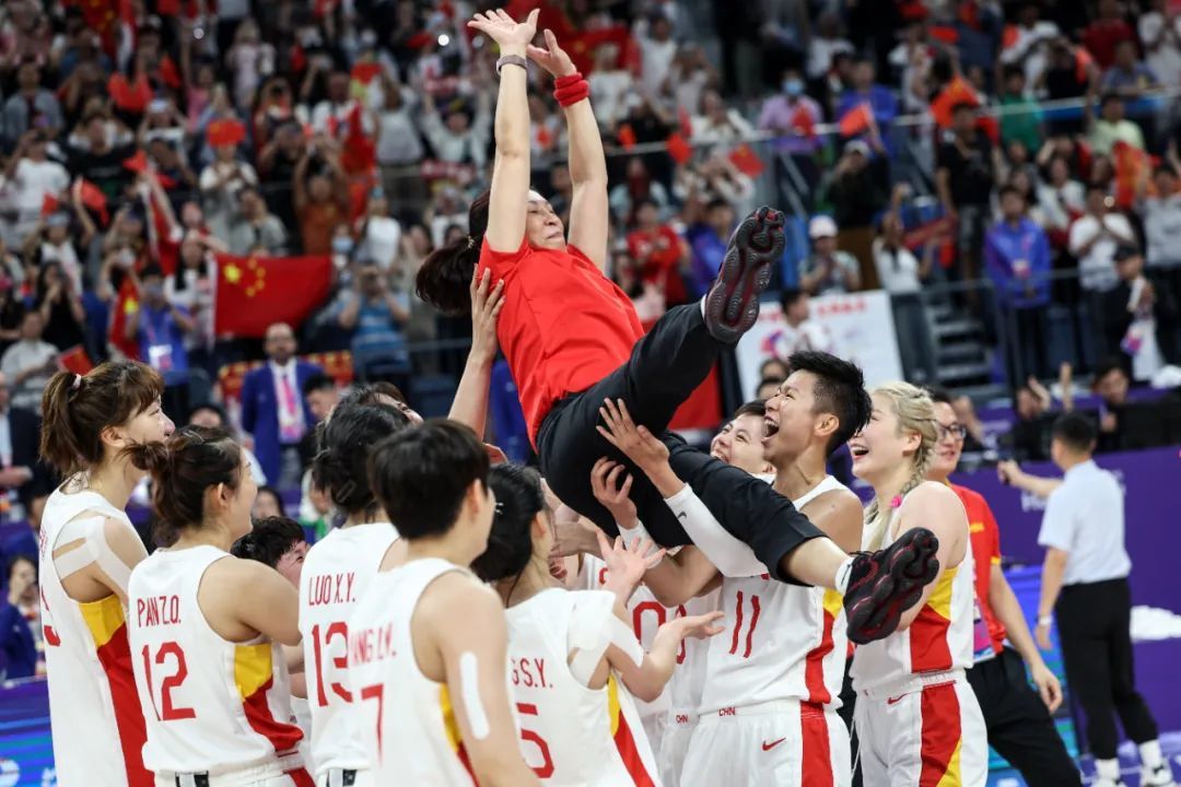 10月5日，中国队成员夺冠后将主教练郑薇抛起。新华社记者潘昱龙 摄