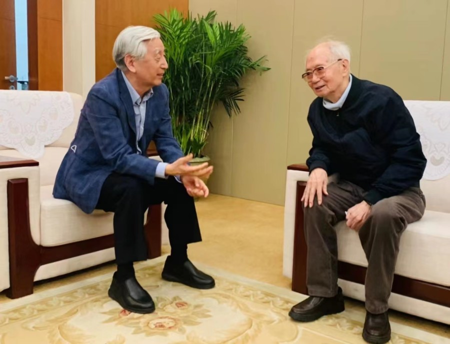 张海与沈鹏先生(右)