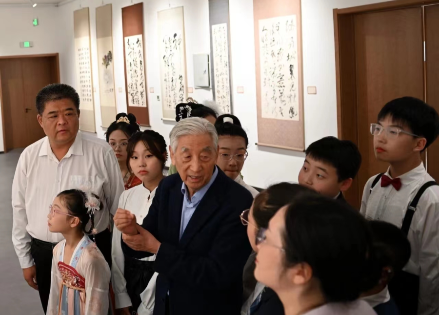 张海给参加“我的书法故事”演讲比赛的小选手讲自己书法的故事