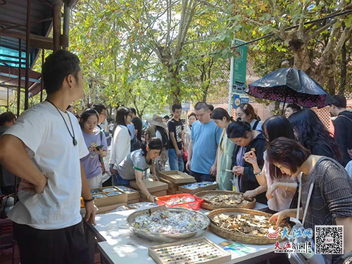 景德镇雕塑瓷厂 游客“进货式”旅游（吴晓燕 供图）