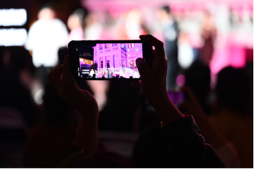 续写爱情故事 燃起老城烟火！青岛首部实景音乐剧《爱情绽放》再次“绽放”安娜别墅