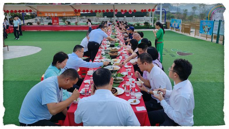 图为在湖南省慈利县溪口镇樟树村举办的“全牛宴”。（朱渊 摄）