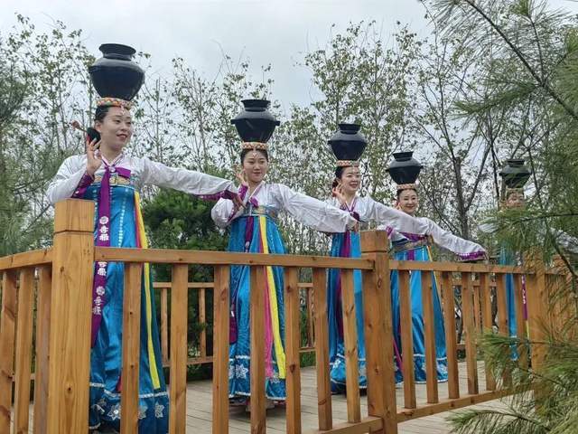 穿朝鲜族服饰拍照打卡