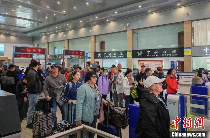 中秋国庆长假，吉林珲春赴俄跨境游迎来高峰。田婕 摄