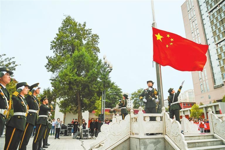10月1日，兰州大学举行隆重的升国旗仪式。新甘肃&middot;甘肃日报记者　丁凯